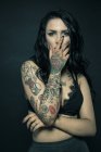 Retrato de mulher com braços tatuados — Fotografia de Stock
