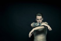 Ritratto di giovane tatuato — Foto stock