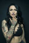 Ritratto di donna con le braccia tatuate — Foto stock
