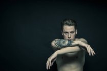 Retrato de un joven tatuado - foto de stock