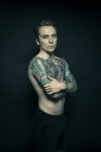 Ritratto di giovane tatuato — Foto stock
