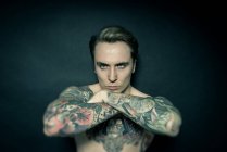 Портрет молодого человека с татуировками — стоковое фото