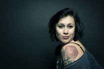 Ritratto di donna con tatuaggio sulla spalla — Foto stock