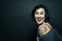 Retrato de mulher com tatuagem no ombro — Fotografia de Stock