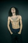 Retrato de homem com peito tatuado e cabelos longos — Fotografia de Stock