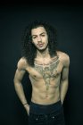 Ritratto dell'uomo con petto tatuato e capelli lunghi — Foto stock