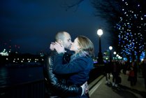 Couple kissing along South Bank — Stock Photo