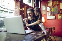 Ehepaar arbeitet im Café am Laptop — Stockfoto