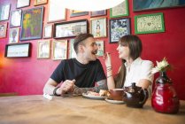 Пара насолоджується їжею в кав'ярні — стокове фото