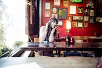 Жінка сидить у кав'ярні — стокове фото