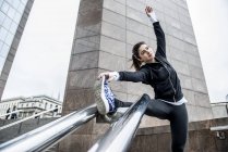 Femme limbering jusqu'à avant jogging — Photo de stock