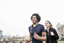 Giovane coppia jogging insieme — Foto stock