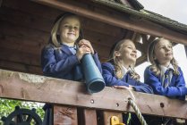 Meninas ficar em aparelhos de parque infantil de madeira — Fotografia de Stock
