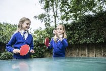 Mädchen spielen draußen Tischtennis — Stockfoto