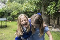 Mädchen lachen gemeinsam draußen — Stockfoto