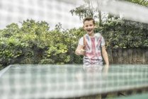Garçon jouer au tennis de table — Photo de stock