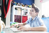 Хлопчик грає на комп'ютері — стокове фото