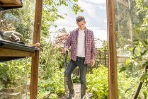Gärtner arbeitet in Kleingartenanlage — Stockfoto