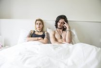 Пара лежить у двоспальному ліжку після суперечки — стокове фото