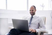 Uomo d'affari digitando sul computer portatile — Foto stock