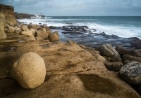 Onde che si infrangono sulle rocce — Foto stock