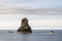 Мирный пейзаж скал в море — стоковое фото