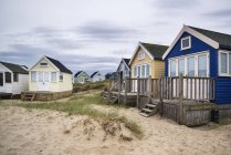 Strandhütten auf Sanddünen — Stockfoto