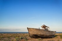 Кинутих риболовецьке судно — стокове фото