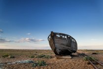 Заброшенное рыболовецкое судно — стоковое фото