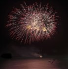 Fogos de artifício sobre o mar — Fotografia de Stock