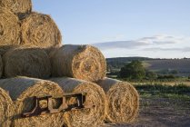 Ландшафт тюков и полей сена — стоковое фото