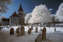 Vecchia chiesa nella campagna inglese — Foto stock