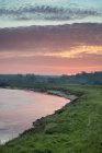 Восход солнца отражается в спокойной реке — стоковое фото