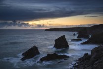 Bedruthan Steps sur la côte de Cornouailles en Angleterre — Photo de stock