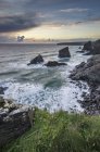 Bedruthan Pasos en la costa de Cornwall en Inglaterra - foto de stock