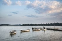 Pôr do sol de barcos de lazer ancorados em molhe no lago — Fotografia de Stock