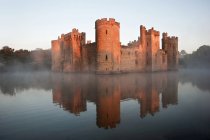 Hermoso castillo medieval y foso al amanecer - foto de stock