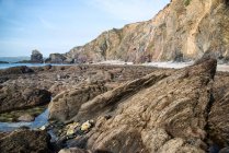 Coucher de soleil paysage marin du littoral rocheux — Photo de stock