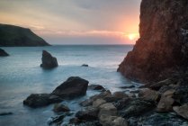 Tramonto paesaggio paesaggio marino di costa rocciosa — Foto stock