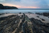 Coucher de soleil paysage marin du littoral rocheux — Photo de stock