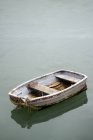Singola vecchia barca a remi consumata — Foto stock