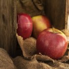 Червоні яблука в старій дерев'яній коробці — стокове фото