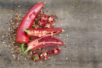 In Scheiben geschnittene und ganze rote Chili — Stockfoto