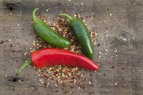 Crushed and whole peppers — Stock Photo
