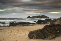 Paisaje del faro de Godrevy en la costa de Cornwall - foto de stock