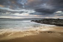 Paisaje de Godrevy en la costa de Cornwall en Inglaterra - foto de stock