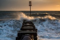 Захід сонця світло над хвилями без пляжу — стокове фото