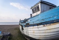 Покинутий рибальський човен на пляжі — стокове фото