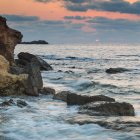 Ландшафт над красивой скалистой береговой линией — стоковое фото