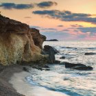 Paesaggio sulla bellissima costa rocciosa — Foto stock